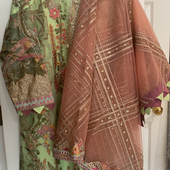 Beautiful Pakistani 3 Piece Suit - Picture 4 of 9